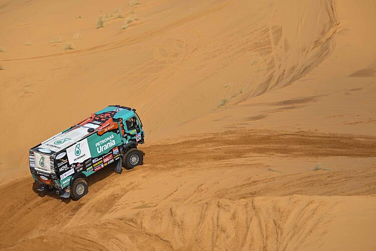 Dwie ciężarówki PETRONAS Team De Rooy IVECO konsekwentnie w najlepszej dziesiątce przez pierwszą połowę rajdu Dakar 2022