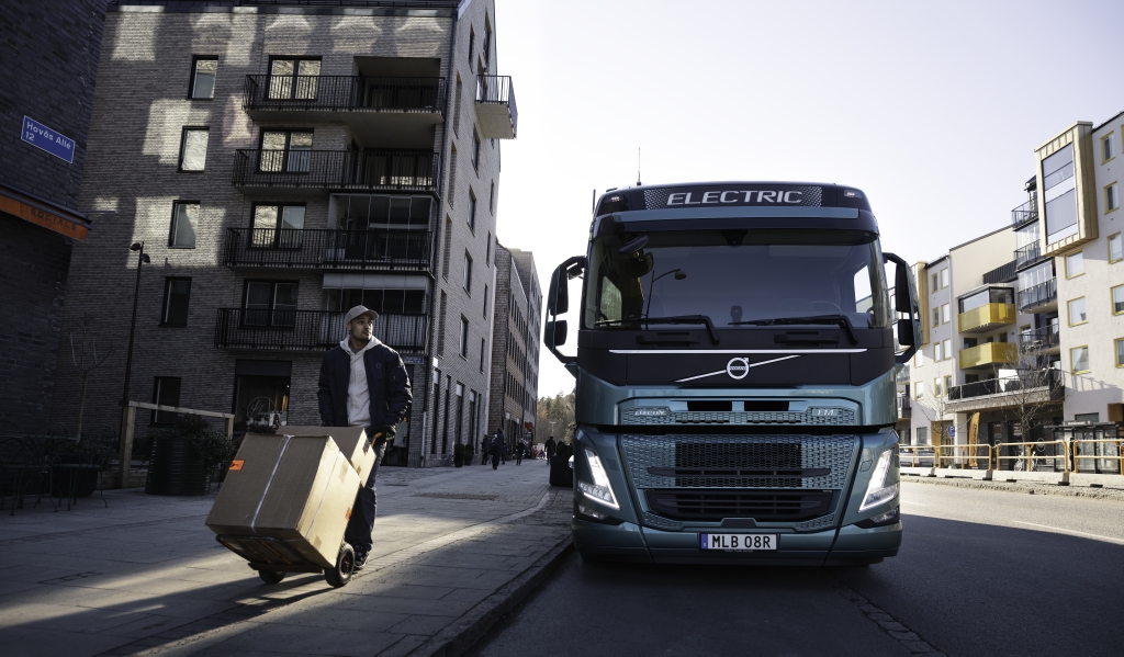 Zamówienie na 44 elektryczne samochody ciężarowe rozpoczyna współpracę pomiędzy DHL, a Volvo Trucks w zakresie zerowej emisji spalin