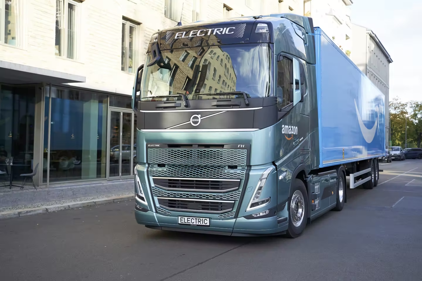 Pierwsi na świecie: Volvo dostarcza klientom elektryczne ciężarówki wykonane ze stali wolnej od paliw kopalnych!
