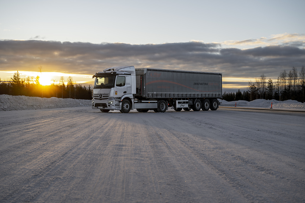 Kälte, Eis und Schnee erfolgreich getrotzt: Mercedes-Benz Trucks testet in Finnland Elektro-LkwCold, ice and snow successfully defied:  Mercedes-Benz Trucks tests electric trucks in Finland
