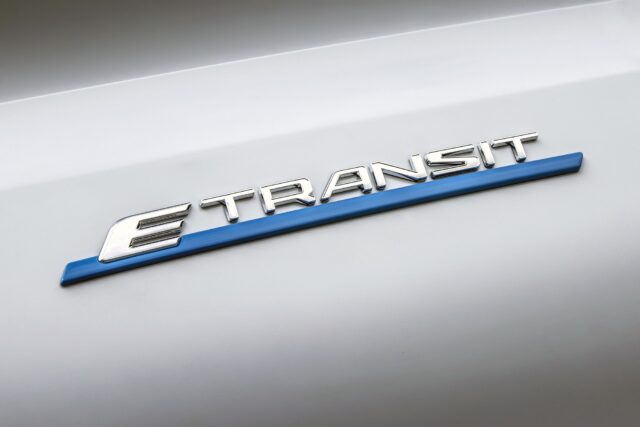 Ford E-Transit wjeżdża na europejskie drogi, a klienci flotowi rozpoczynają testy oszczędnego, w pełni elektrycznego modelu dostawczego