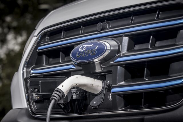 Ford E-Transit wjeżdża na europejskie drogi, a klienci flotowi rozpoczynają testy oszczędnego, w pełni elektrycznego modelu dostawczego