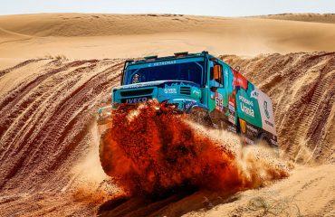 Dwie ciężarówki PETRONAS Team De Rooy IVECO konsekwentnie w najlepszej dziesiątce przez pierwszą połowę rajdu Dakar 2022