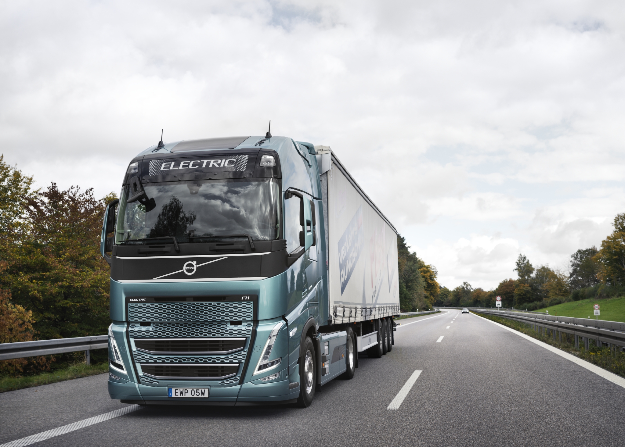 Elektryczny samochód ciężarowy Volvo o dużej ładowności zostaje wystawiony na próbę: wyróżnia się zarówno zasięgiem, jak i wydajnością energetyczną