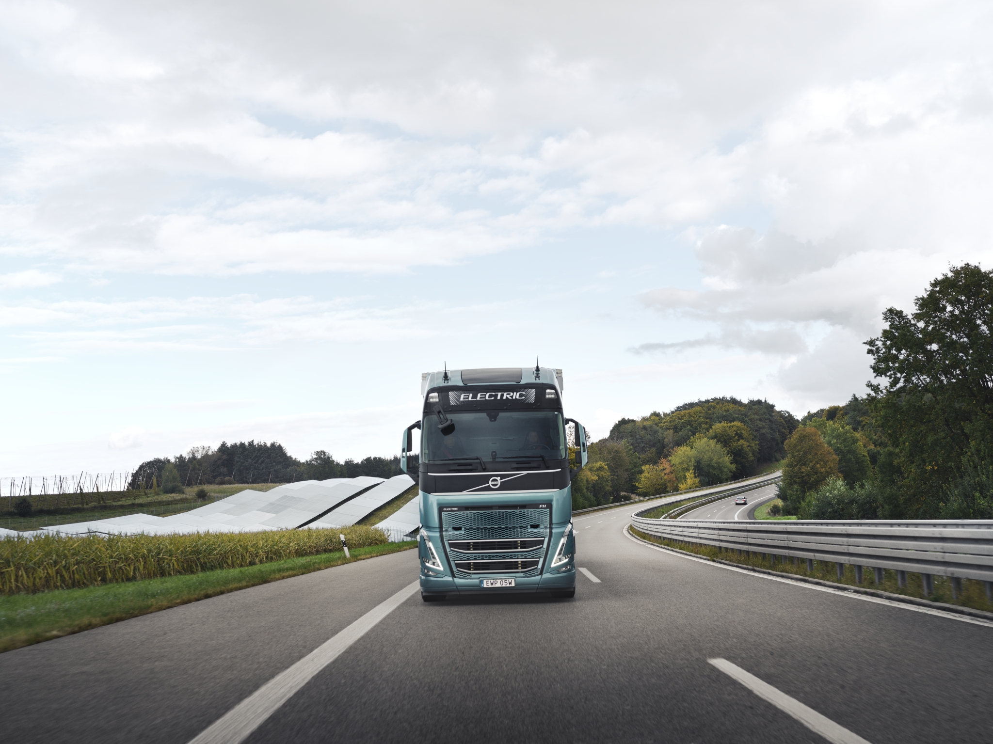 Elektryczny Samochód Ciężarowy Volvo O Dużej Ładowności Zostaje Wystawiony Na Próbę: Wyróżnia Się Zarówno Zasięgiem, Jak I Wydajnością Energetyczną - Na Osi
