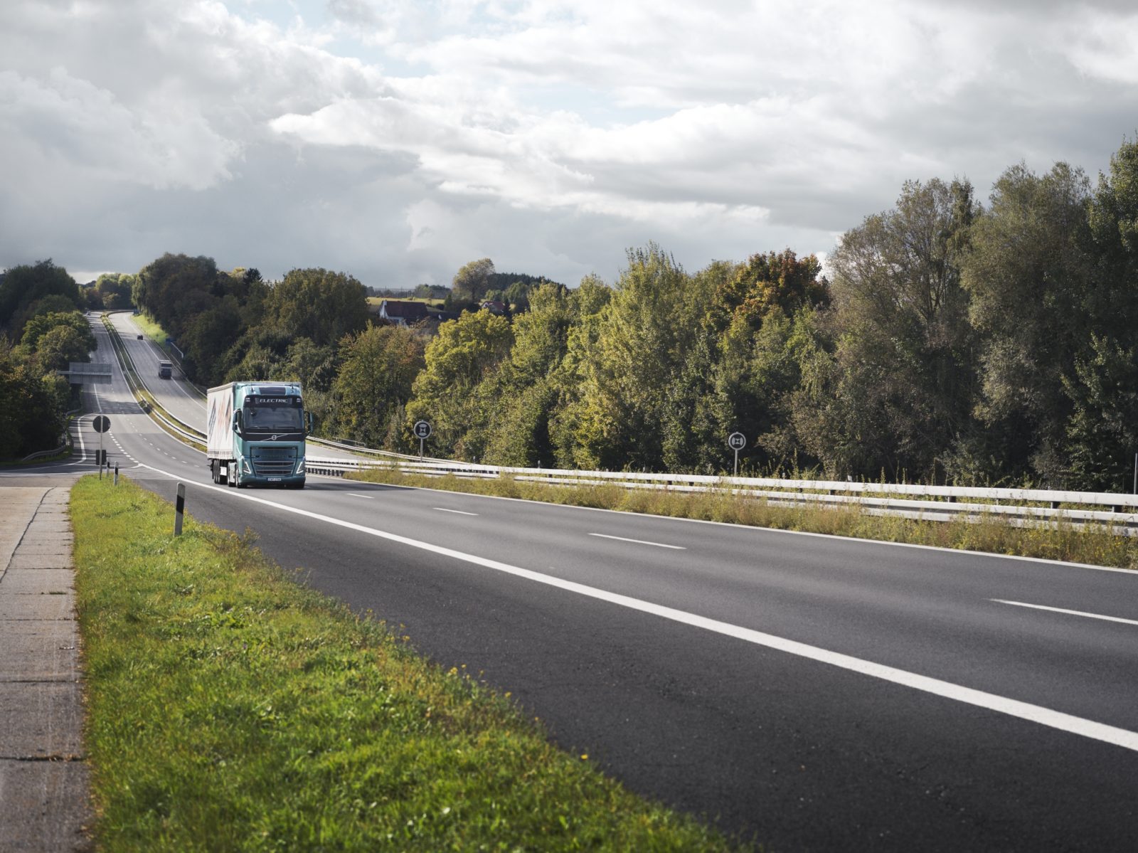 Elektryczny samochód ciężarowy Volvo o dużej ładowności zostaje wystawiony na próbę: wyróżnia się zarówno zasięgiem, jak i wydajnością energetyczną