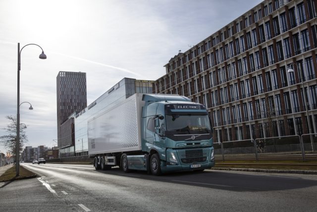 Zamówienie na 44 elektryczne samochody ciężarowe rozpoczyna współpracę pomiędzy DHL, a Volvo Trucks w zakresie zerowej emisji spalin